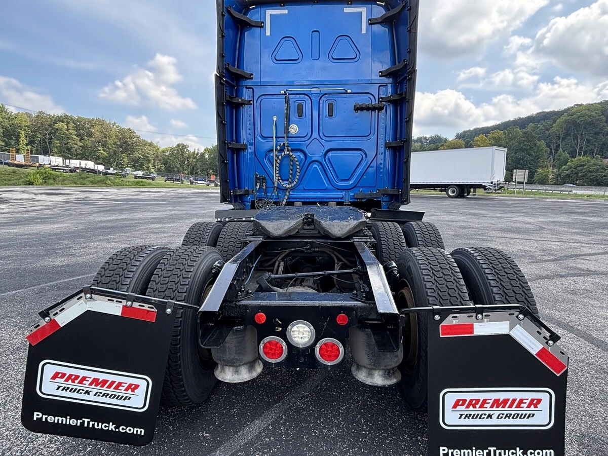 2022 Freightliner Cascadia — photo 5