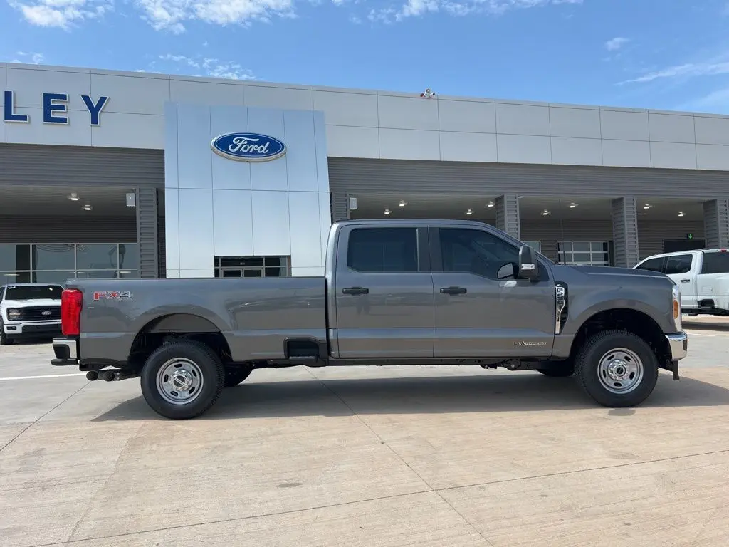 2025 Ford F-250 photo 3