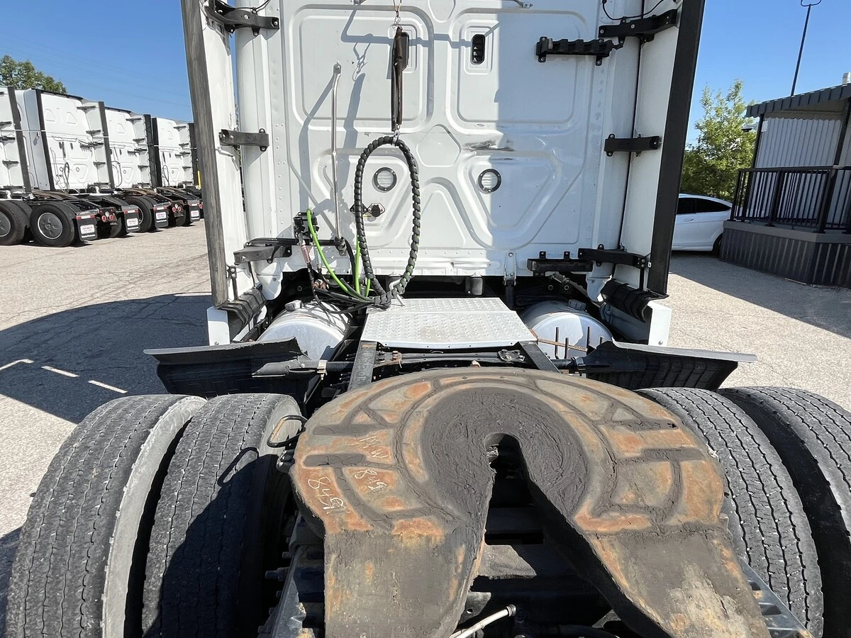 2022 Freightliner Cascadia - image 10