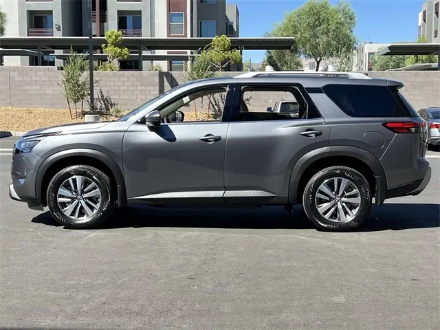 2025 Nissan Pathfinder SL photo 2