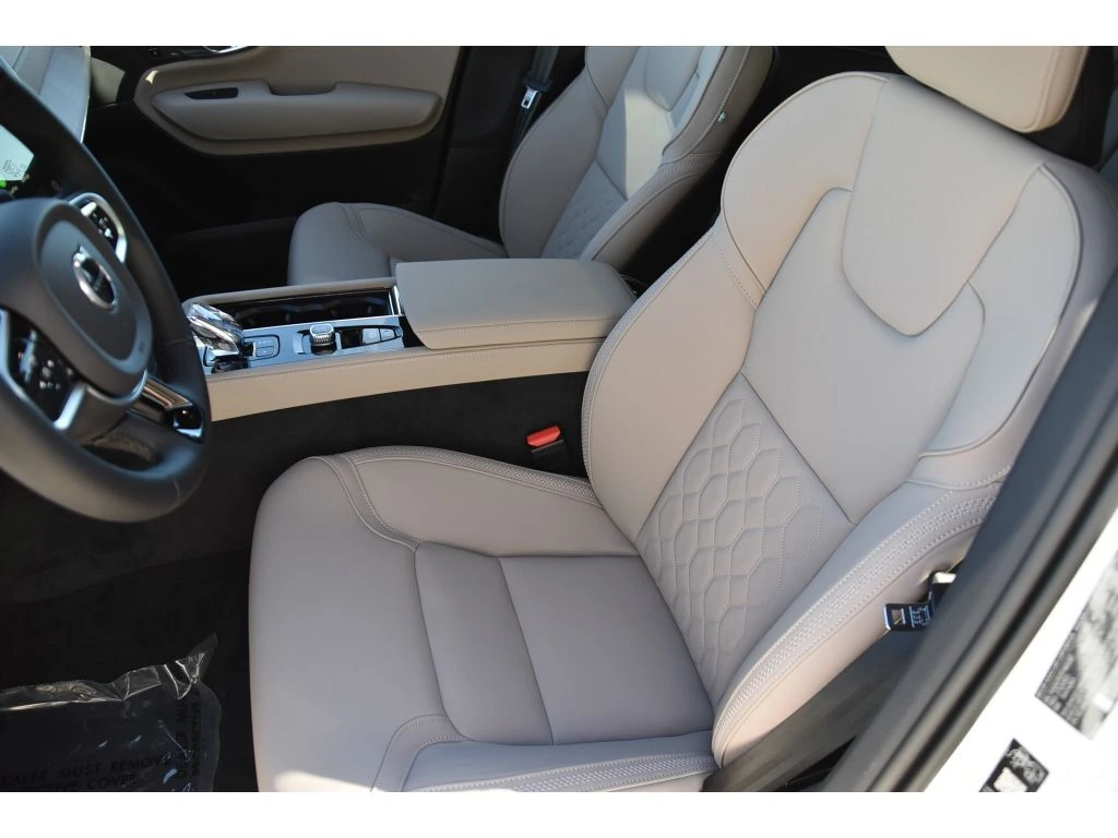 2026 Volvo - image 12