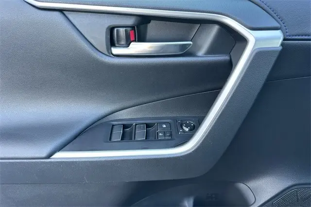 2021 Toyota RAV4 Hybrid XSE photo 6