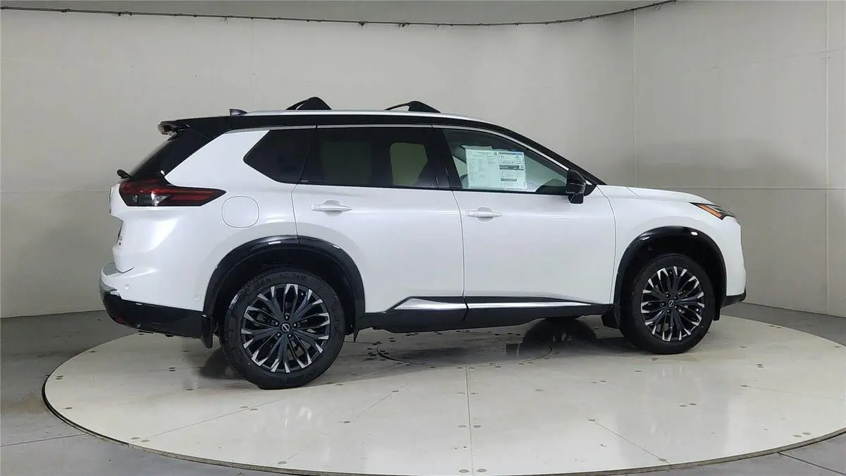 2026 Nissan Rogue Platinum photo 4