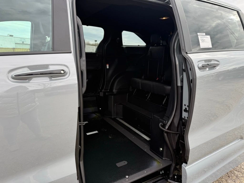 2025 Toyota Sienna XSE - Photo 28