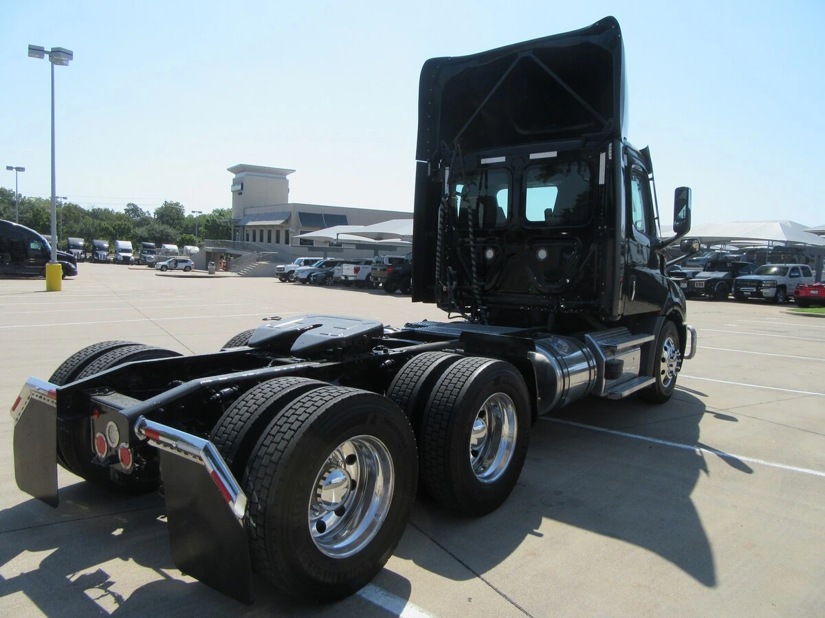 2023 Freightliner Cascadia — photo 4