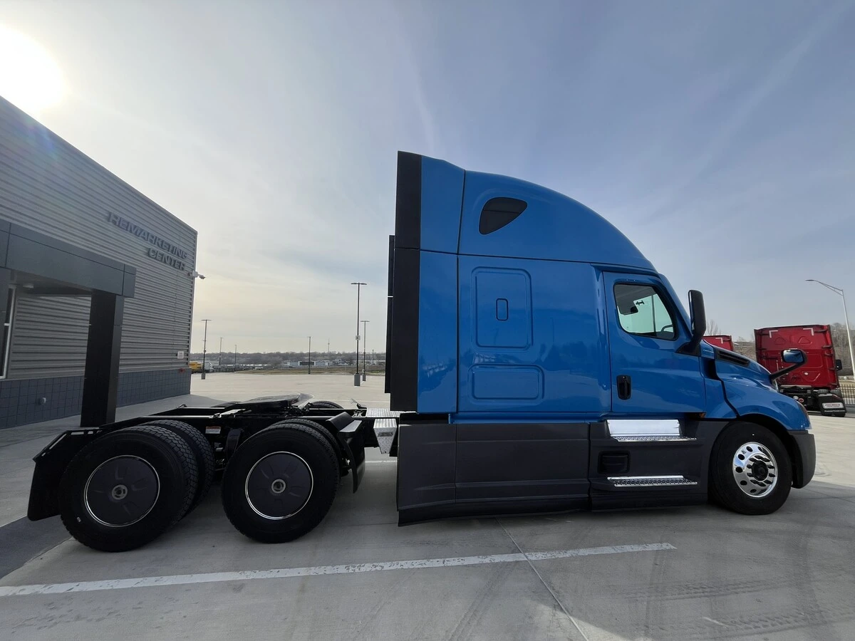 2022 Freightliner Cascadia - image 9