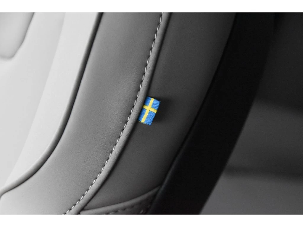 2026 Volvo - image 40