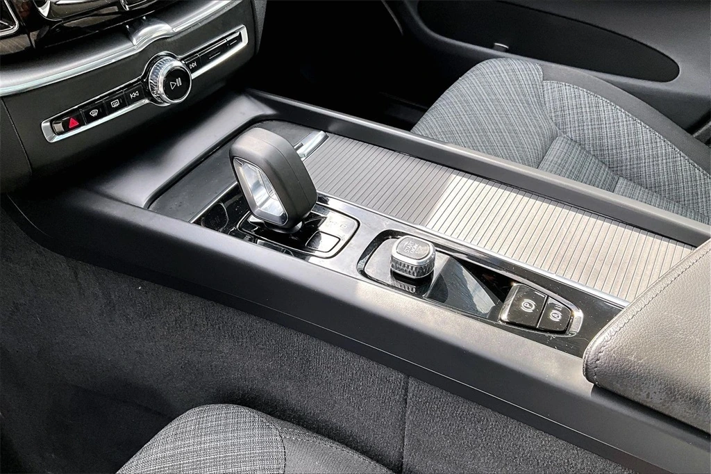 2023 Volvo - image 17