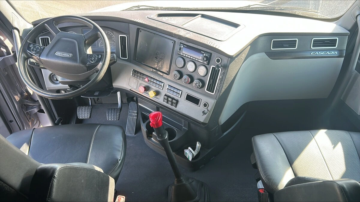 2022 Freightliner Cascadia - image 3