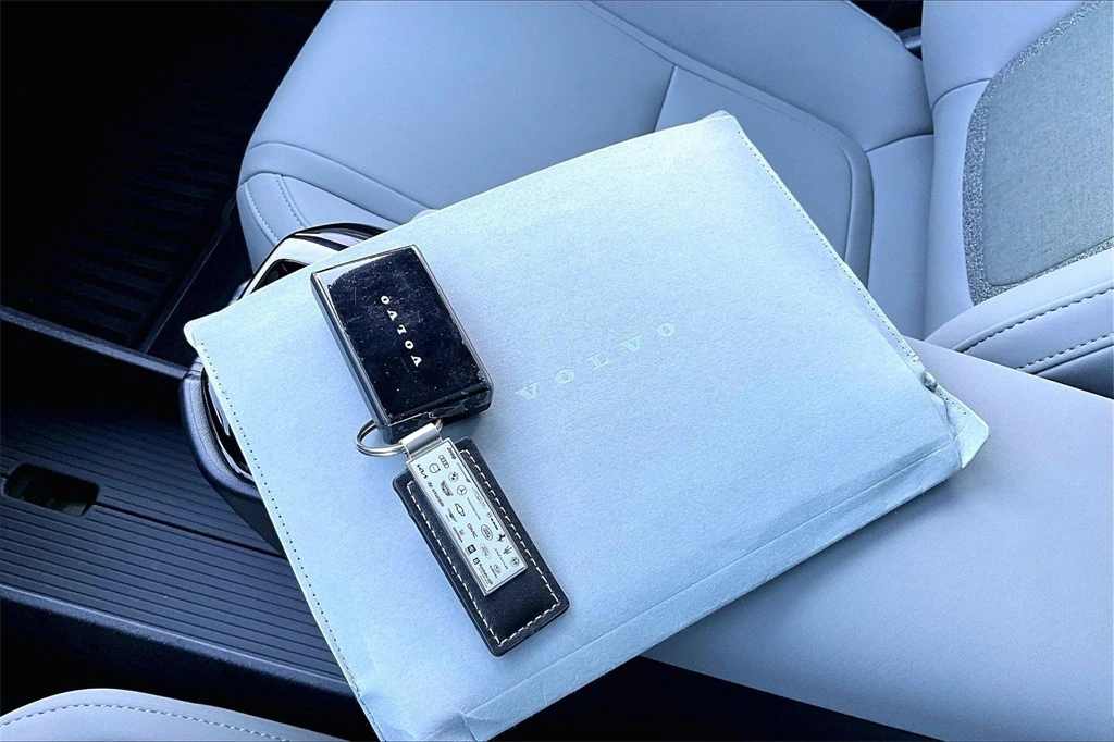 2025 Volvo - image 34