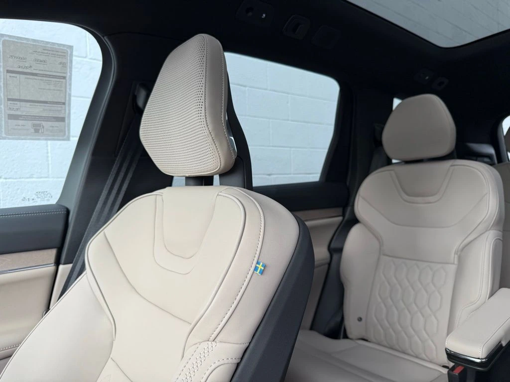 2025 Volvo - image 27