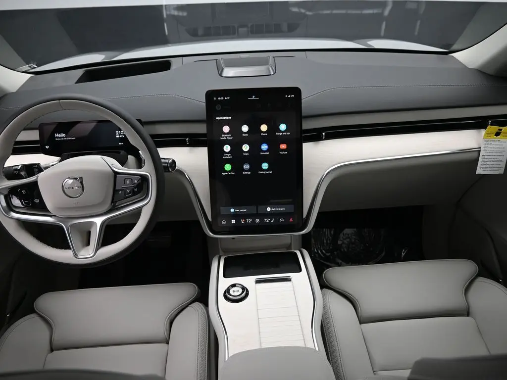 2025 Volvo - image 20