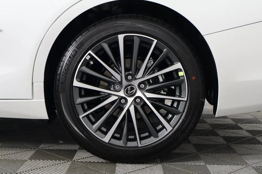 2025 Lexus ES 300h photo 6