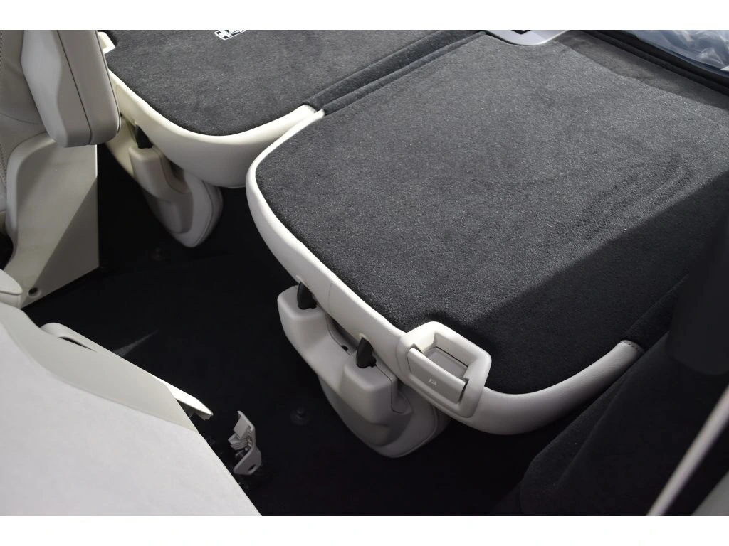 2026 Volvo - image 14