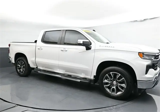 2022 Chevrolet Silverado 1500 LT photo 2