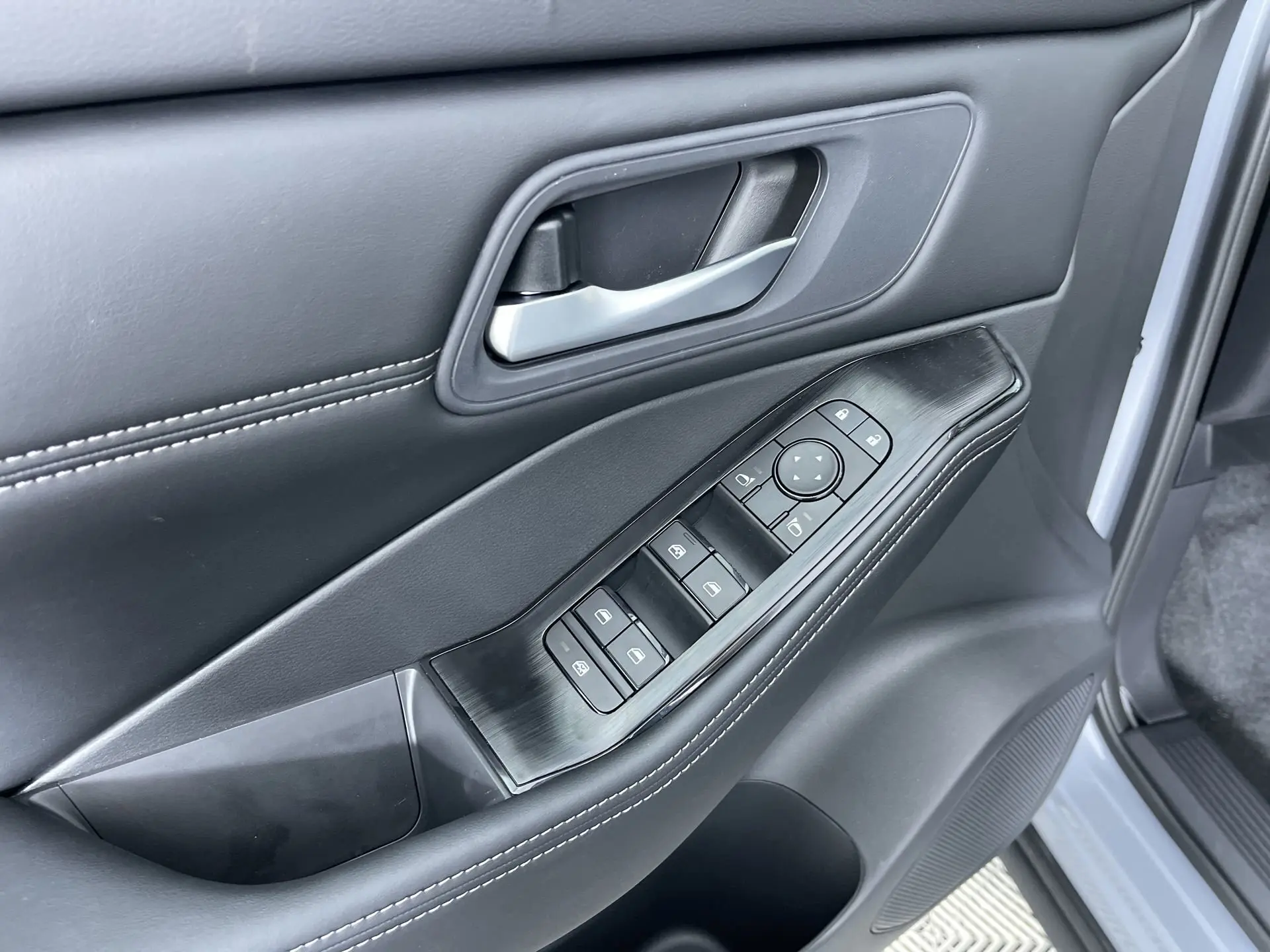 2026 Nissan Rogue SV photo 8