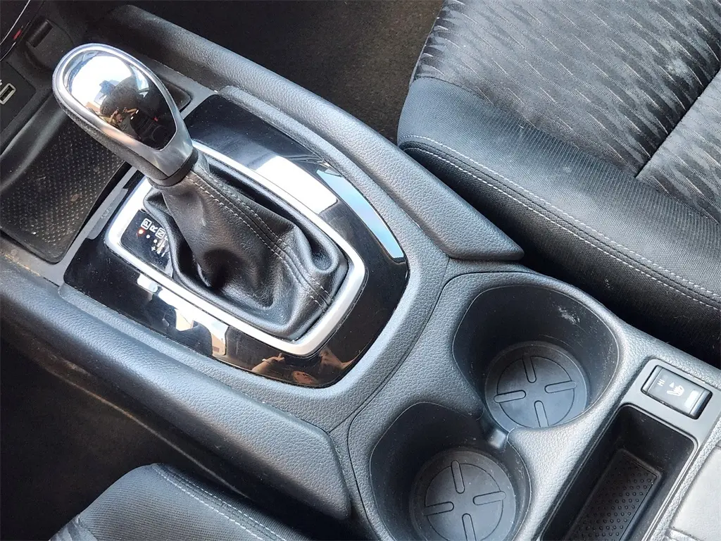 2019 Nissan Rogue SV photo 12