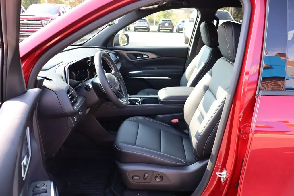 2026 Chevrolet Traverse 2LT photo 10