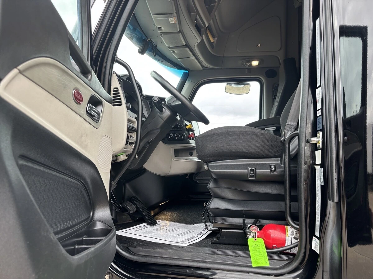 2023 Peterbilt 579 — photo 8