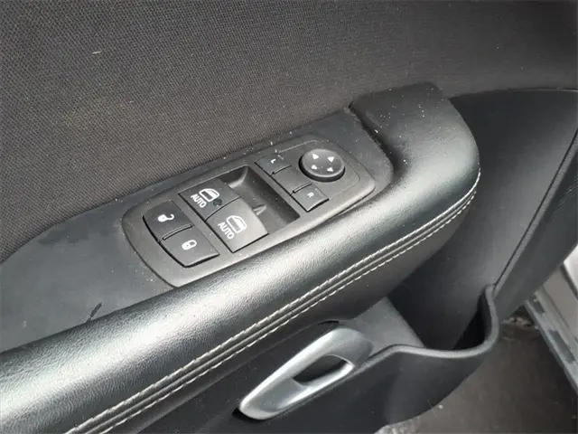 2015 Dodge Challenger SXT photo 7