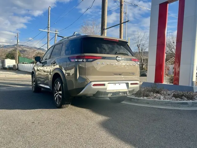 2025 Nissan Pathfinder Platinum photo 2