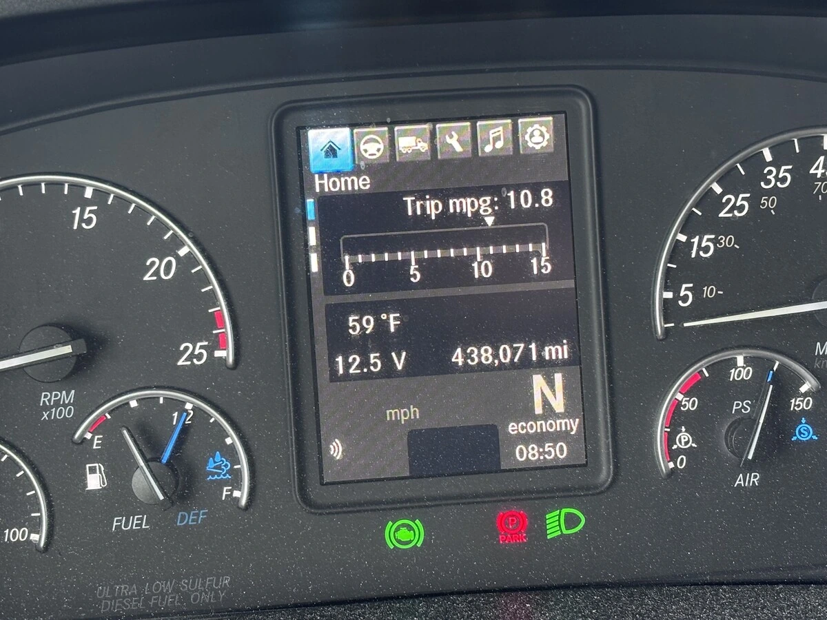 2022 Freightliner Cascadia - image 8