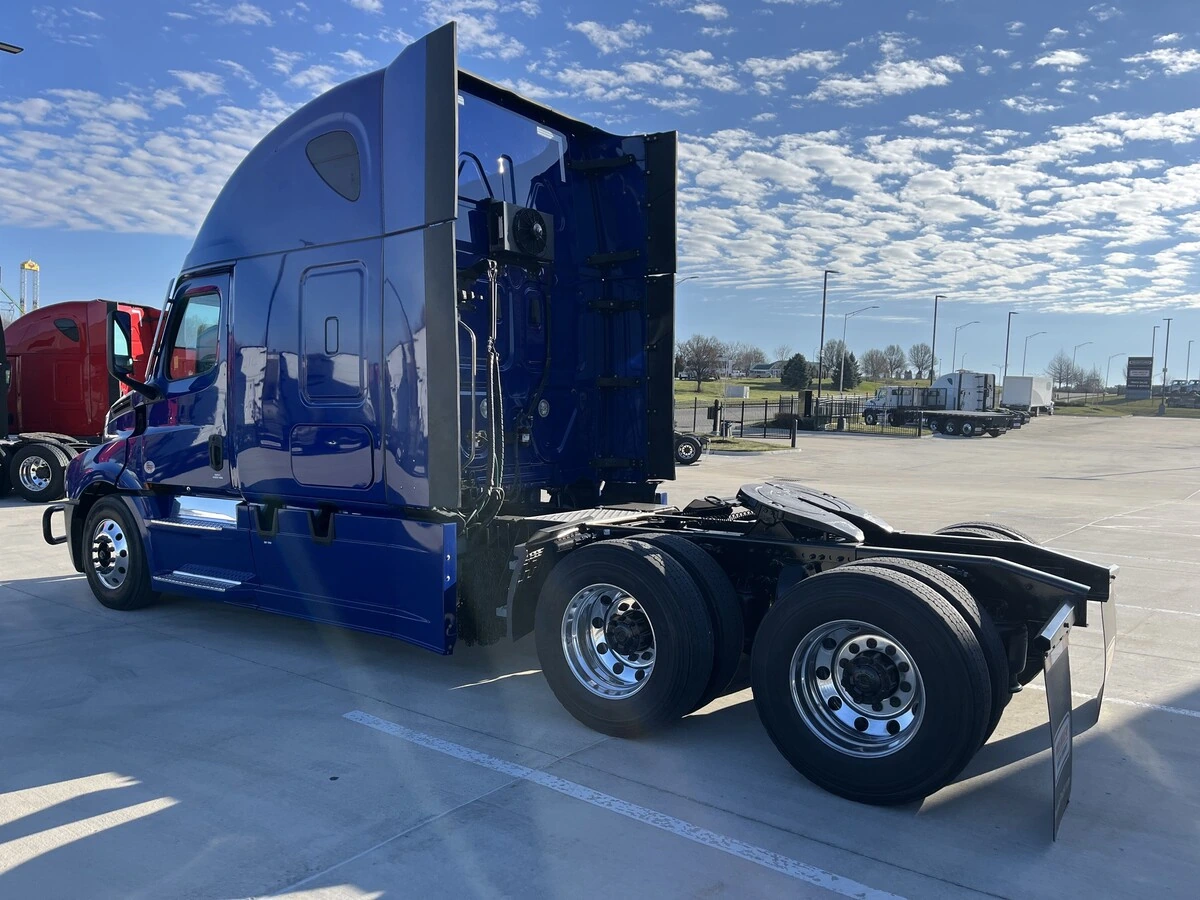 2022 Freightliner Cascadia - image 3