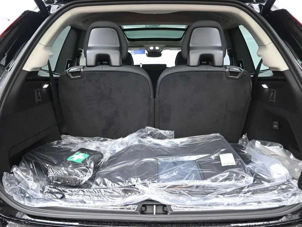 2026 Volvo - image 27