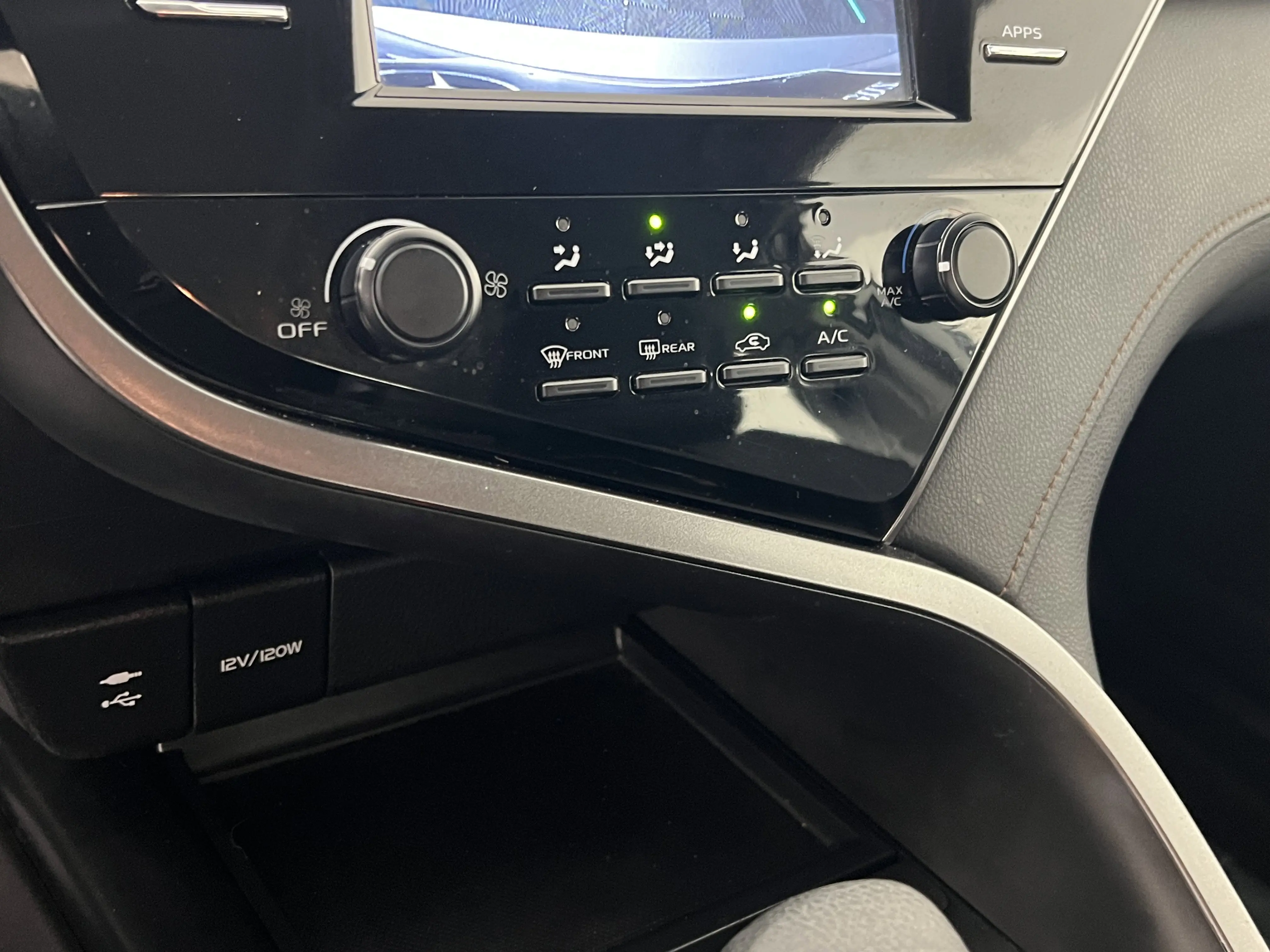 2019 Toyota Camry LE photo 25