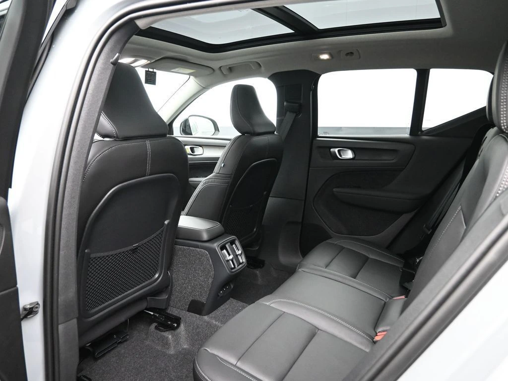 2025 Volvo - image 25