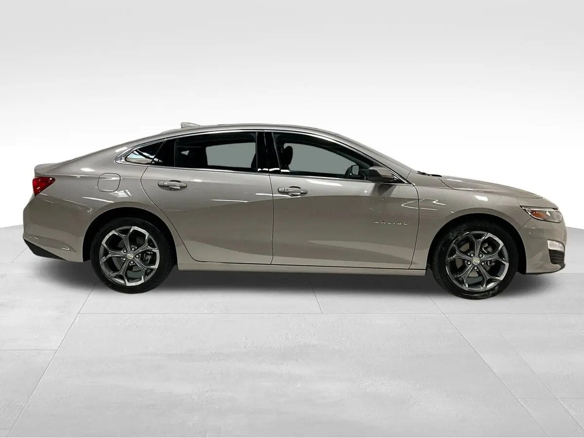 2024 Chevrolet Malibu 1LT photo 3