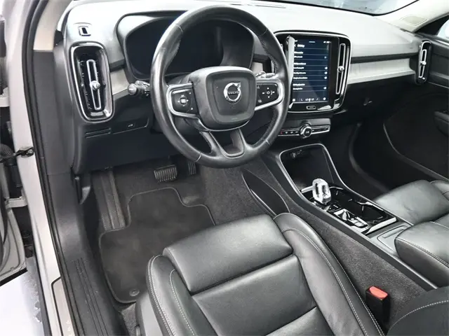 2024 Volvo XC40 Plus photo 10