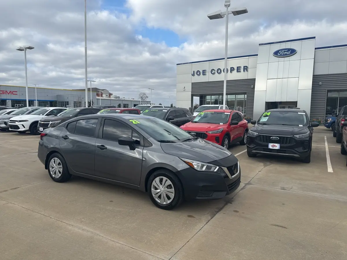 2021 Nissan Versa Sedan S's photo