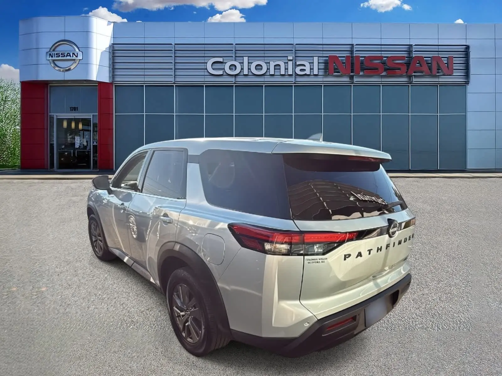 2022 Nissan Pathfinder S photo 2