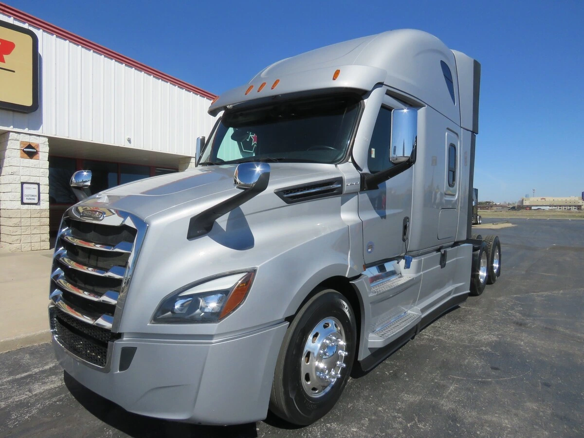 2022 Freightliner Cascadia - image 1