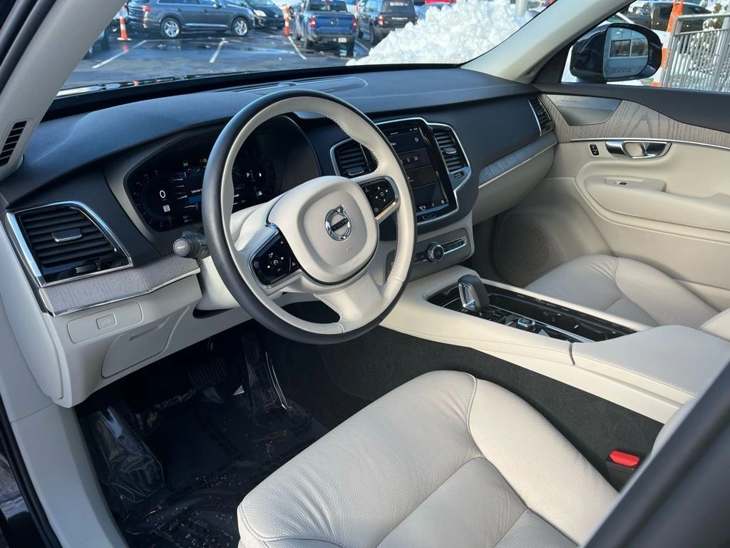 2025 Volvo - image 15