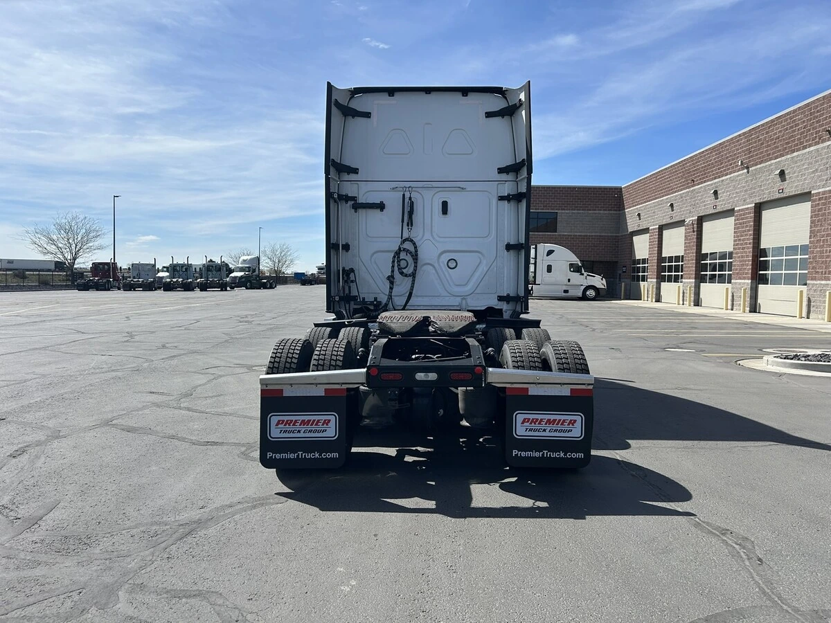 2022 Freightliner Cascadia - image 7