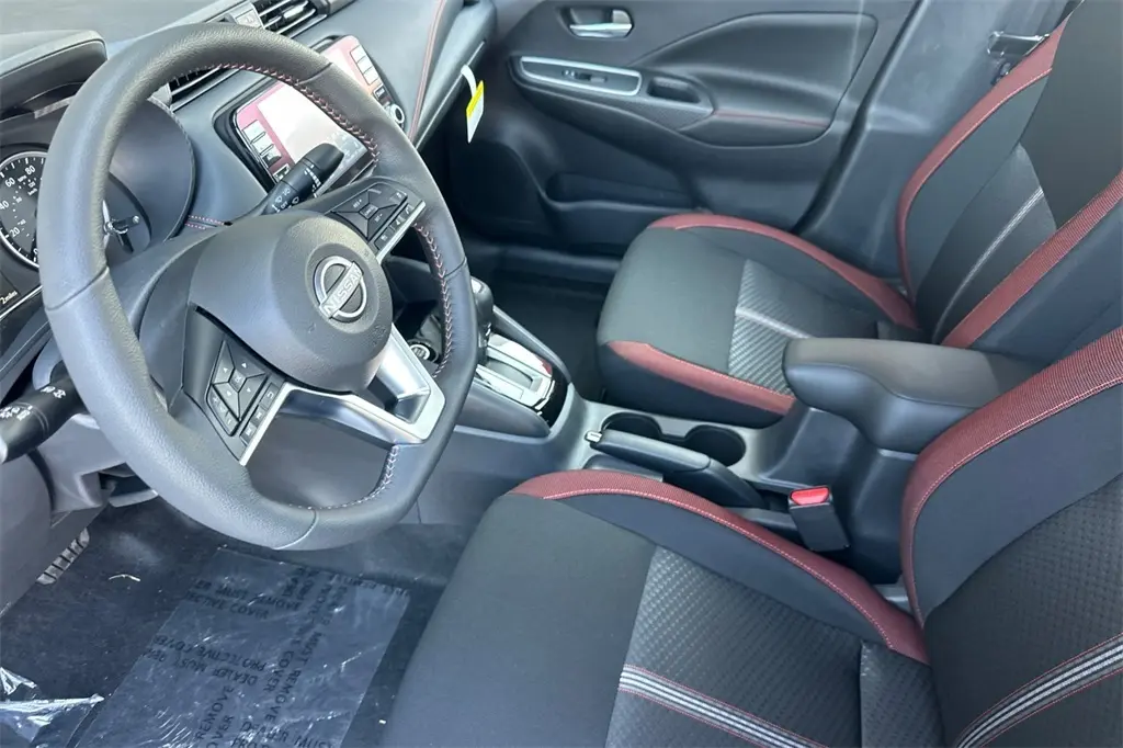 2025 Nissan Versa 1.6 SR photo 4