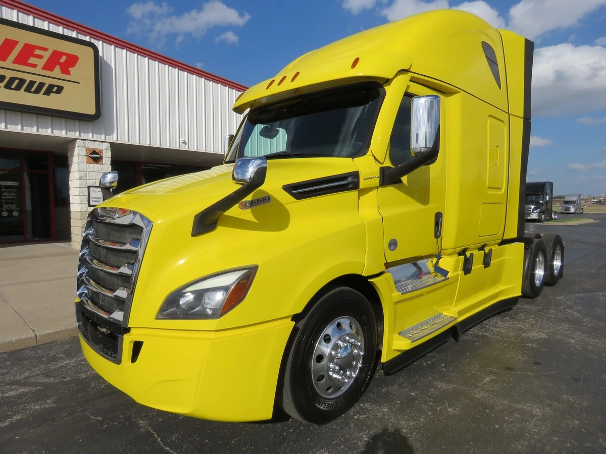 2022 Freightliner Cascadia - image 1