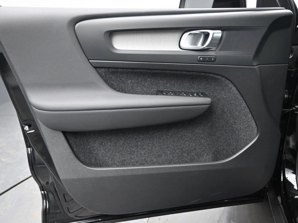 2026 Volvo - image 22