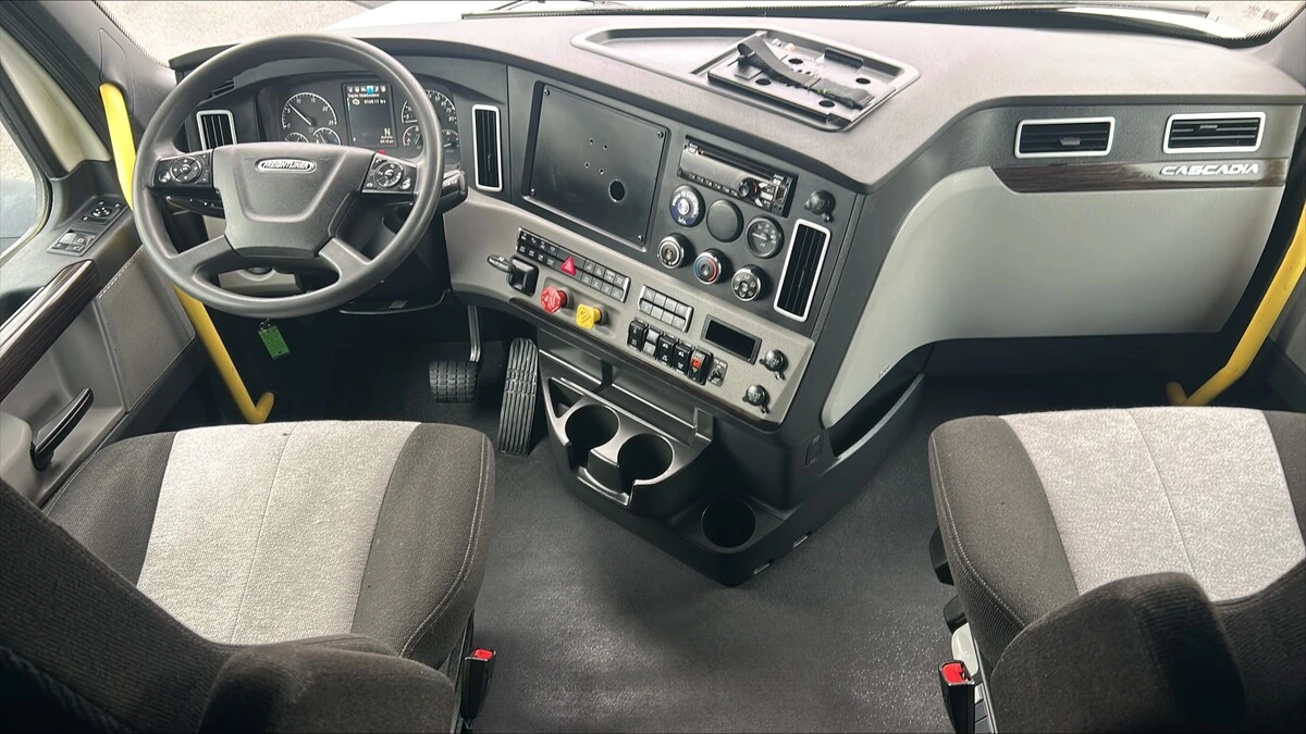 2022 Freightliner Cascadia - image 2