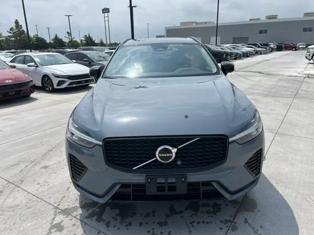 2023 Volvo XC60 B5 Plus photo 2