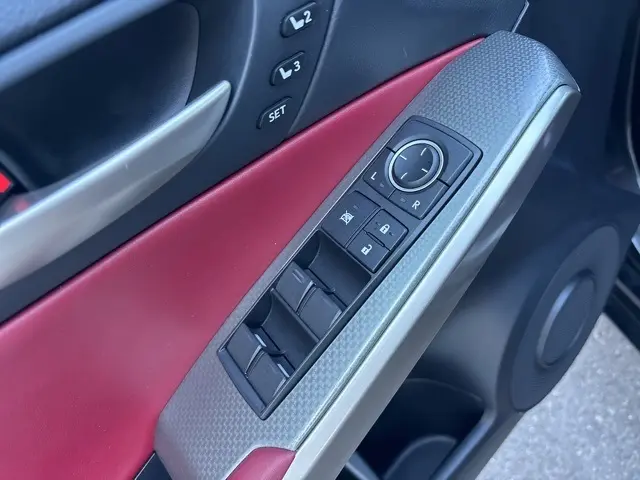 2018 Lexus IS 300 photo 19