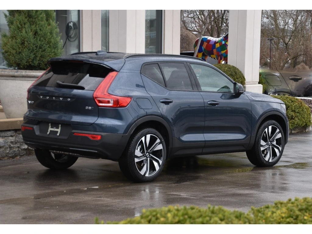 2026 Volvo - image 4