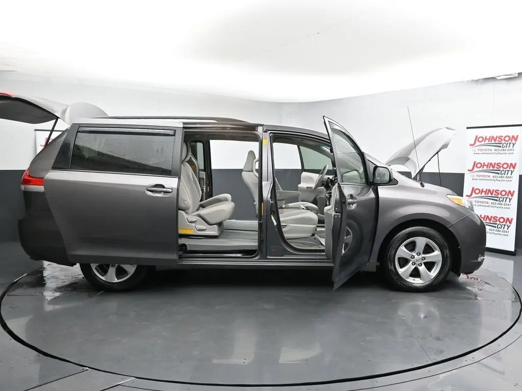 2014 Toyota Sienna LE photo 48