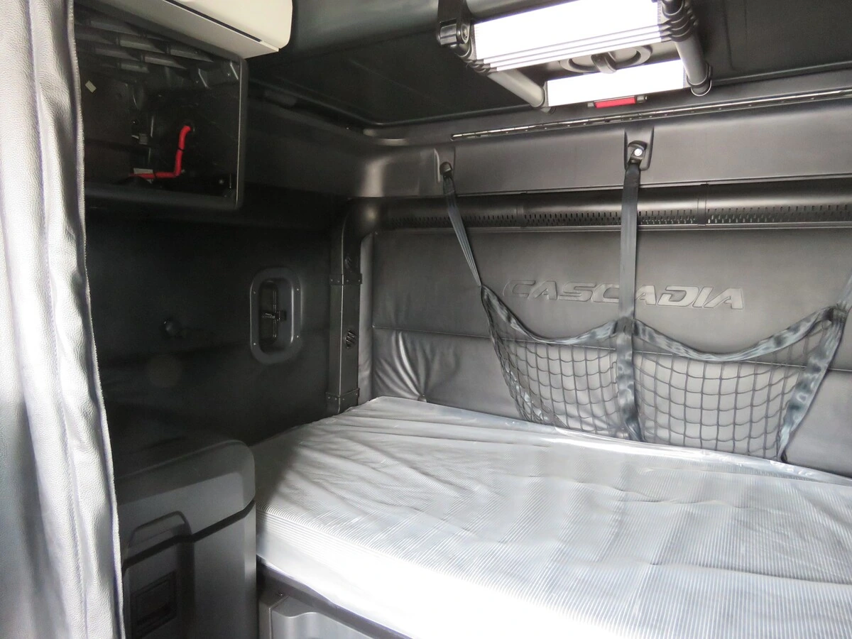 2023 Freightliner Cascadia - image 15