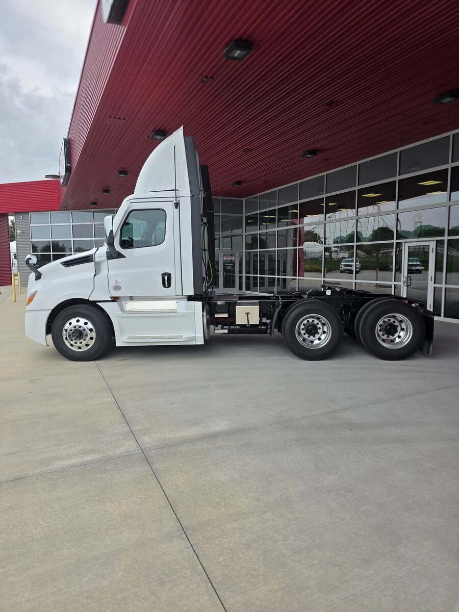 2027 Freightliner Cascadia — photo 2
