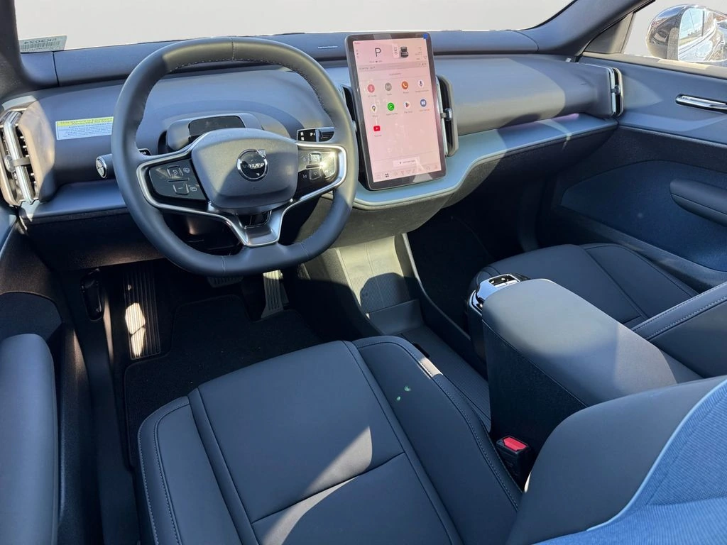 2025 Volvo - image 11