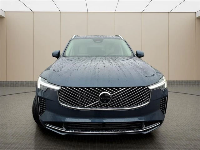 2026 Volvo - image 4