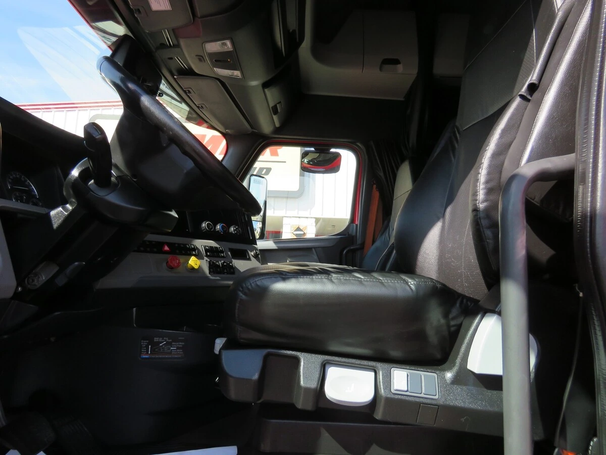 2022 Freightliner Cascadia - image 13